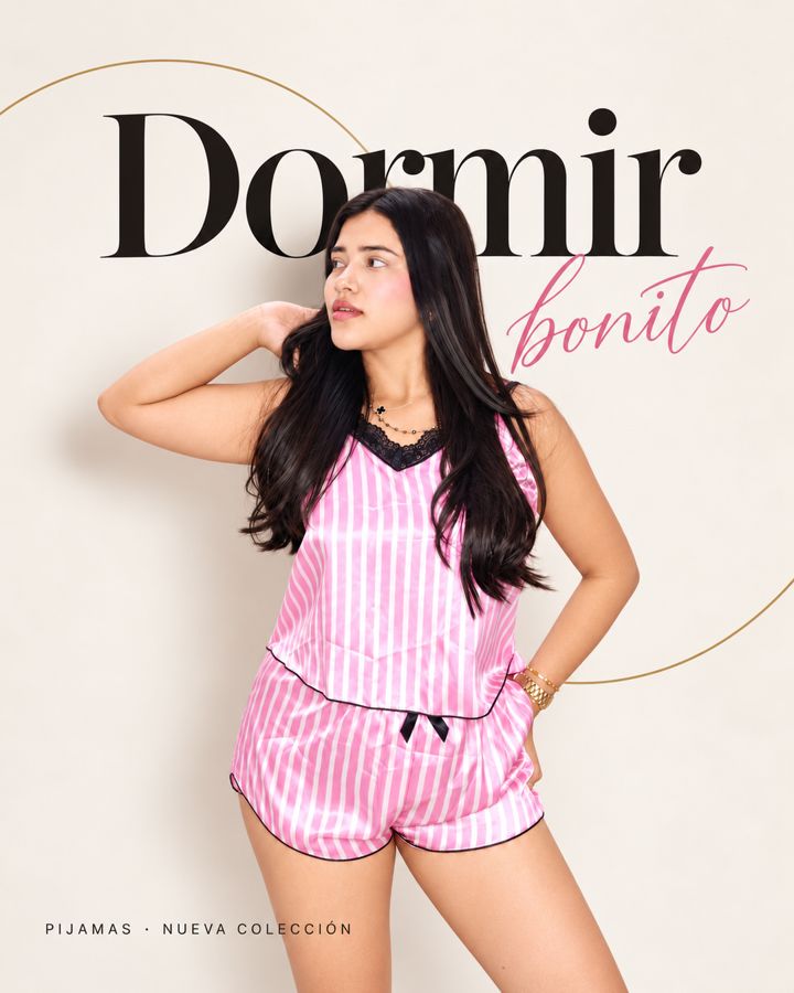 Post Dormir bonito: modelo con pijama de satén rosado a rayas